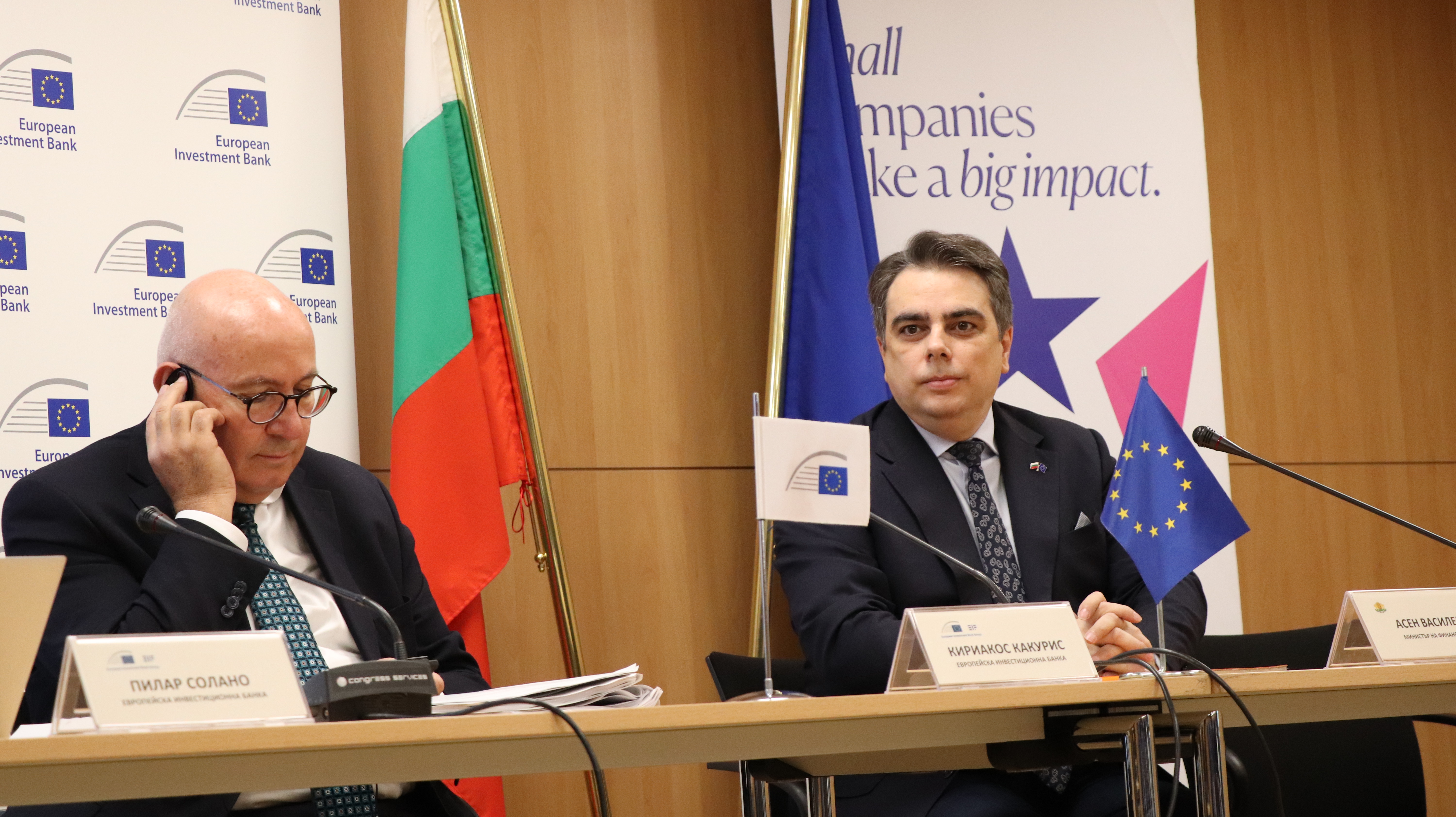 Министърът на финансите Асен Василев и вицепрезидентът на ЕИБ Кириакос Какурис
